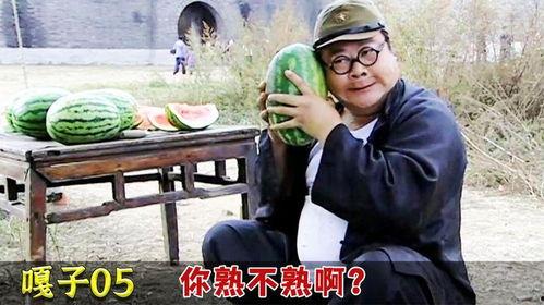 道士出摊吃瓜,意外成为吃瓜群众焦点